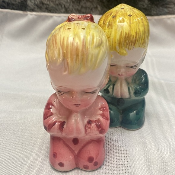 Vintage Ceramic Praying salt and pepper shakers in Pink and Green - Picture 6 of 15